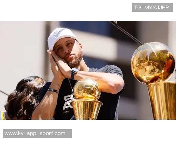 WNBA球星里斯携维密内衣展现完美身材引发时尚热潮 WNBA球星里斯携维密内衣展现完美身材引发时尚热潮